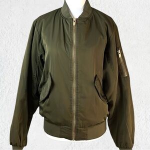 H&m olive green bomber jacket front pockets w/ snaps arm pocket with zipper sz 2